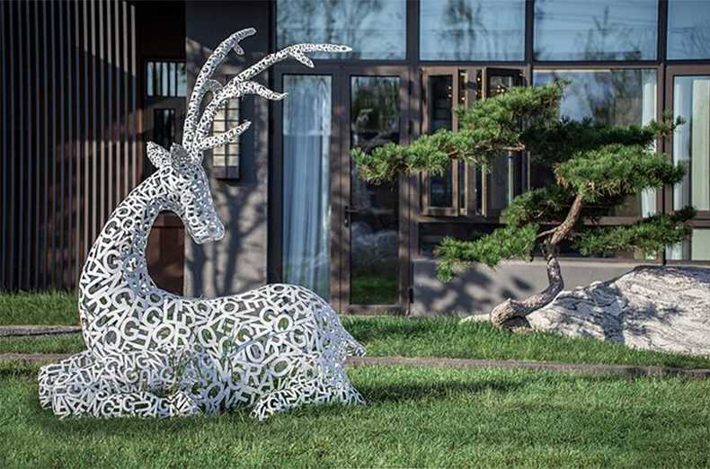 不銹鋼鹿，不銹鋼鏤空鹿，鏤空鹿景觀擺件，鏤空鹿雕塑，河北不銹鋼鹿廠家.jpg