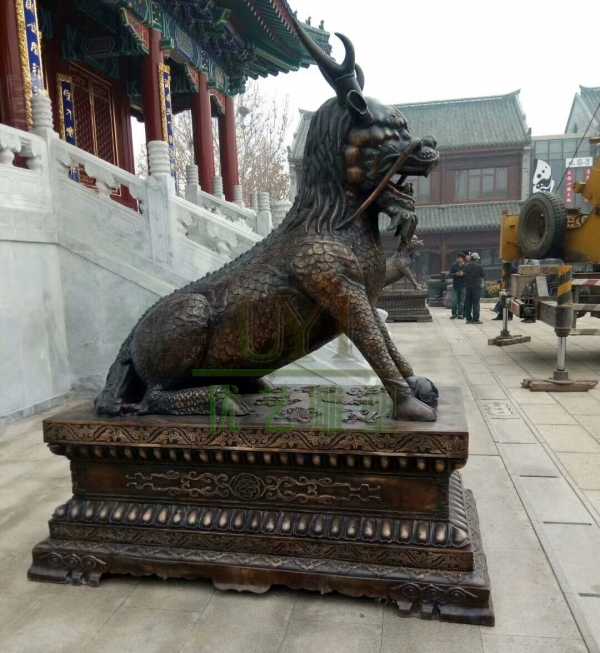 居宗教廟堂之高，擇黃銅麒麟雕塑守業