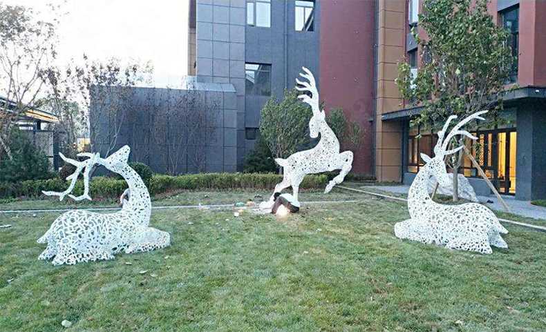 不銹鋼鹿，不銹鋼鏤空鹿，鏤空鹿景觀擺件，鏤空鹿雕塑，河北不銹鋼鹿廠家3.jpg