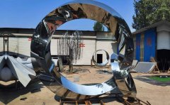 不銹鋼景觀雕塑有哪些特點(diǎn)和優(yōu)勢(shì)？